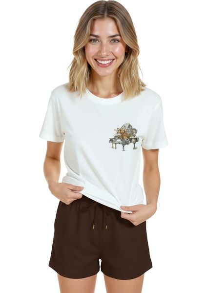 Kadın Beyaz Relaxed Fit %100 Pamuk Tişört – Suluboya Piyano Illüstrasyonlu modelleri