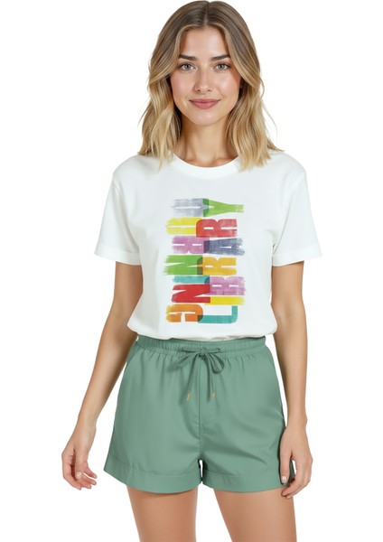 Kadın Beyaz Relaxed Fit %100 Pamuk Tişört – Renkli Brush Tipografi Baskılı