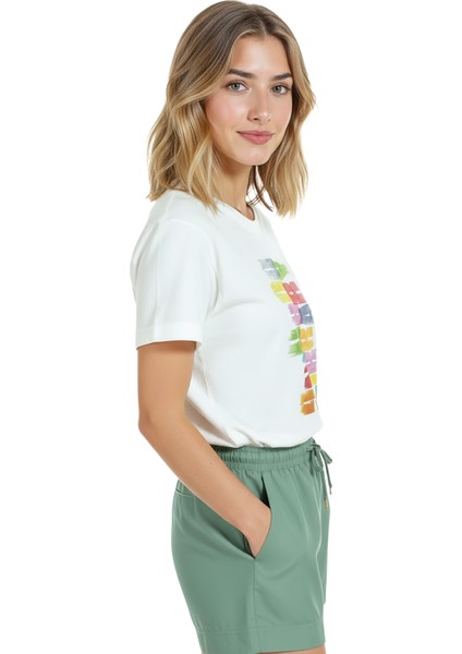 Kadın Beyaz Relaxed Fit %100 Pamuk Tişört – Renkli Brush Tipografi Baskılı fiyatları