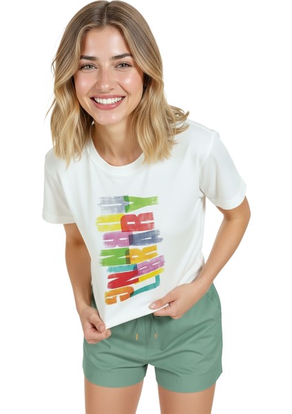 Kadın Beyaz Relaxed Fit %100 Pamuk Tişört – Renkli Brush Tipografi Baskılı fırsatları