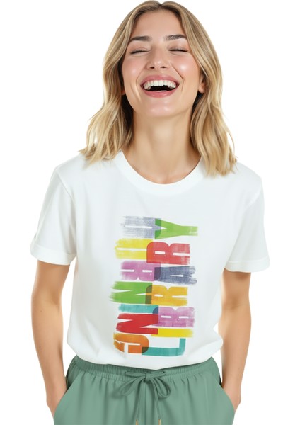 Kadın Beyaz Relaxed Fit %100 Pamuk Tişört – Renkli Brush Tipografi Baskılı indirimleri