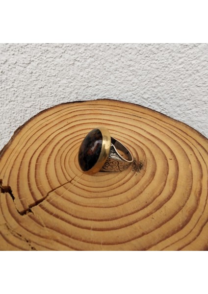 925 Ayar Gümüş Şık Tasarım Fosilli Kehribar Taşlı Erkek Yüzük – El Işçiliği - Oval - Yan Kenarları Işlemeli fiyatları