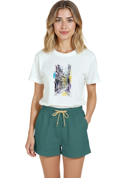 Kadın Beyaz Relaxed Fit %100 Pamuk Tişört – Suluboya Sokak & Ince Mürekkep Mimari Baskılı