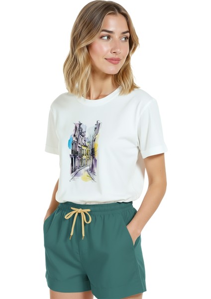 Kadın Beyaz Relaxed Fit %100 Pamuk Tişört – Suluboya Sokak & Ince Mürekkep Mimari Baskılı fırsatları