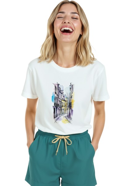 Kadın Beyaz Relaxed Fit %100 Pamuk Tişört – Suluboya Sokak & Ince Mürekkep Mimari Baskılı indirimleri