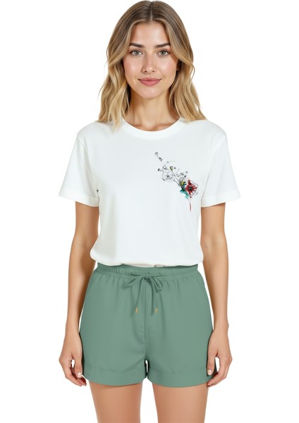 Kadın Beyaz Relaxed Fit %100 Pamuk Tişört – Suluboya Çiçek & Geometrik Baskılı