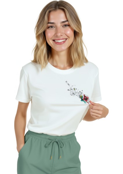 Kadın Beyaz Relaxed Fit %100 Pamuk Tişört – Suluboya Çiçek & Geometrik Baskılı fırsatları
