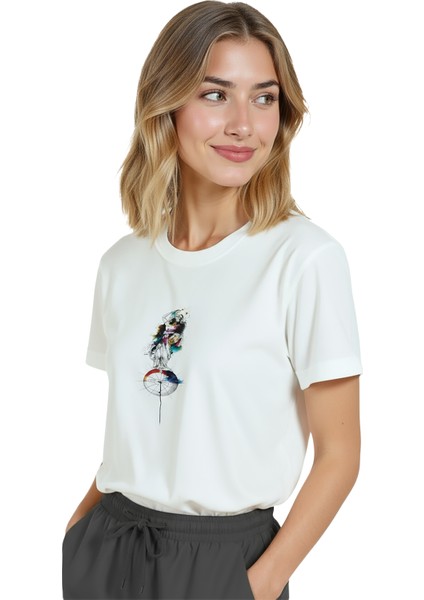 Kadın Beyaz Relaxed Fit %100 Pamuk Tişört – Suluboya Soyut Kadın Figürü Baskılı indirimleri