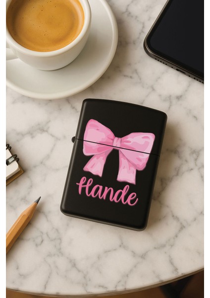 Kişiye Özel Isim Yazılı Fontlu Baskılı Benzinli Çakmak Özel Tasarım Hediyelik Pembe Kurdele