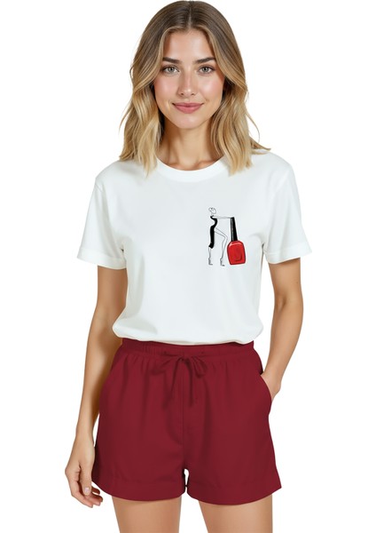 Kadın Beyaz Relaxed Fit %100 Pamuk Tişört – Ince Line‑art Makyajcı & Kırmızı Oje Baskılı