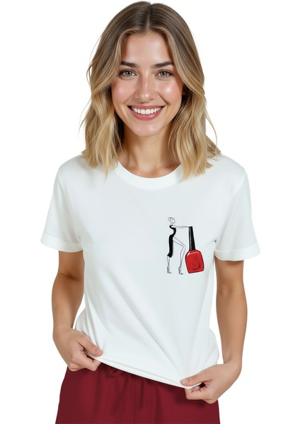 Kadın Beyaz Relaxed Fit %100 Pamuk Tişört – Ince Line‑art Makyajcı & Kırmızı Oje Baskılı modelleri