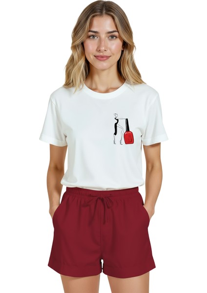 Kadın Beyaz Relaxed Fit %100 Pamuk Tişört – Ince Line‑art Makyajcı & Kırmızı Oje Baskılı indirimleri