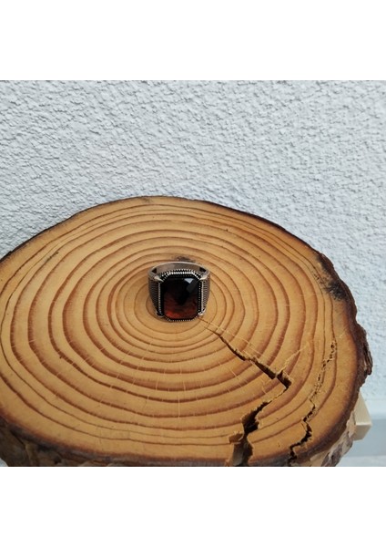 925 Ayar Gümüş Şık Tasarım Yan Kenarı Işlemeli Kırmızı Taşlı Detaylı Erkek Yüzük