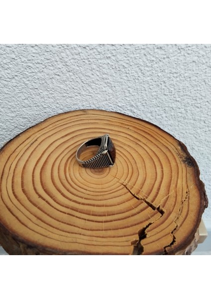 925 Ayar Gümüş Şık Tasarım Yan Kenarı Işlemeli Kırmızı Taşlı Detaylı Erkek Yüzük fiyatları