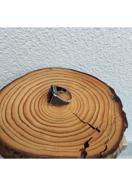 925 Ayar Gümüş Şık Tasarım Yan Kenarı Işlemeli Kırmızı Taşlı Detaylı Erkek Yüzük modelleri