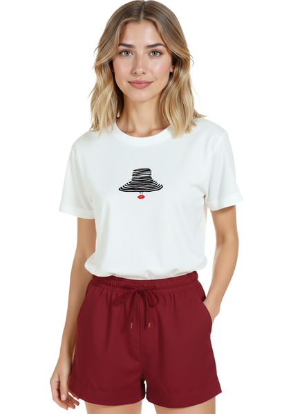 Kadın Beyaz Relaxed Fit %100 Pamuk Tişört – Şapka ve Kırmızı Ruj Baskılı