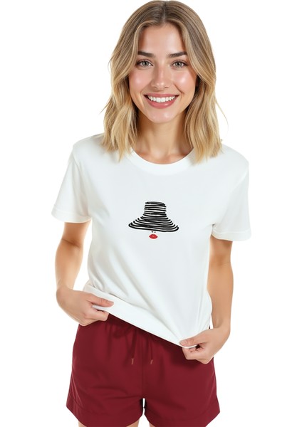 Kadın Beyaz Relaxed Fit %100 Pamuk Tişört – Şapka ve Kırmızı Ruj Baskılı modelleri