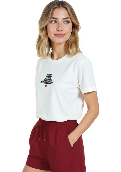 Kadın Beyaz Relaxed Fit %100 Pamuk Tişört – Şapka ve Kırmızı Ruj Baskılı fırsatları