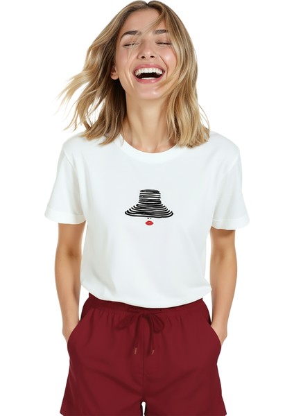 Kadın Beyaz Relaxed Fit %100 Pamuk Tişört – Şapka ve Kırmızı Ruj Baskılı indirimleri