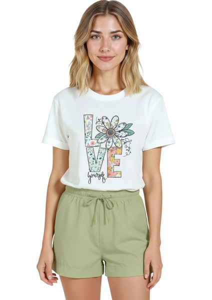 Kadın Beyaz Relaxed Fit %100 Pamuk Tişört – Love Harfli Çiçek Baskılı