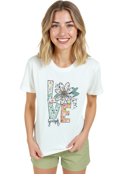 Kadın Beyaz Relaxed Fit %100 Pamuk Tişört – Love Harfli Çiçek Baskılı modelleri