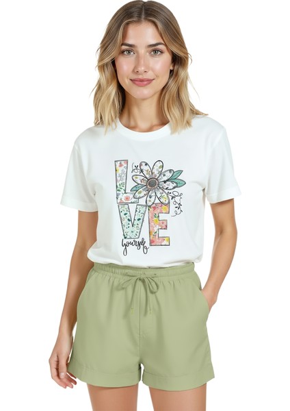 Kadın Beyaz Relaxed Fit %100 Pamuk Tişört – Love Harfli Çiçek Baskılı indirimleri