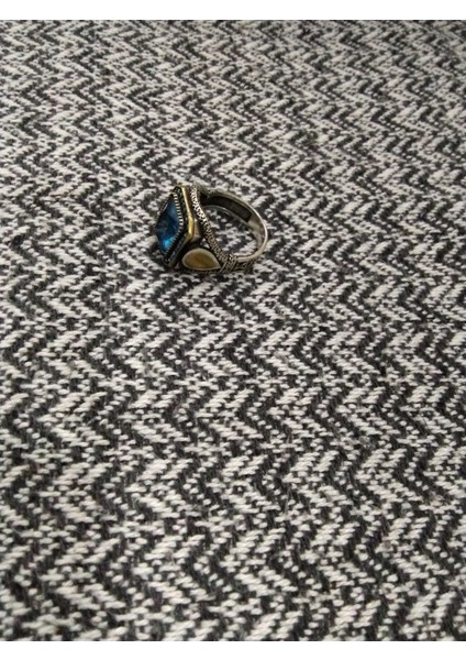 925 Ayar Gümüş Şık Tasarım Yan Kenarı Işlemeli Mavi Taşlı Detaylı Erkek Yüzük fiyatları