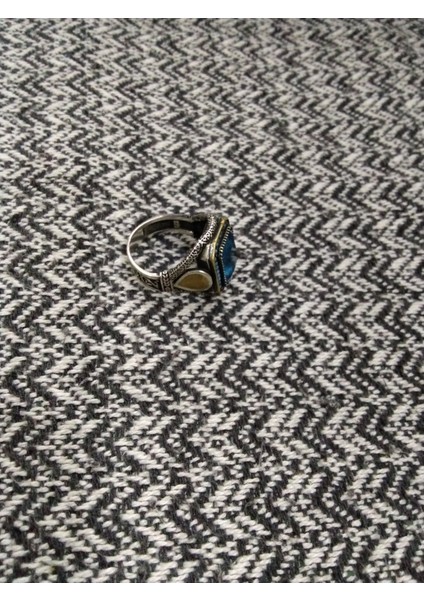 925 Ayar Gümüş Şık Tasarım Yan Kenarı Işlemeli Mavi Taşlı Detaylı Erkek Yüzük modelleri