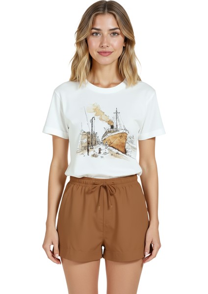 Kadın Beyaz Relaxed Fit %100 Pamuk Tişört – Liman Gemisi Suluboya Baskılı