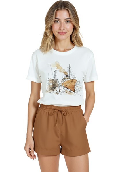 Kadın Beyaz Relaxed Fit %100 Pamuk Tişört – Liman Gemisi Suluboya Baskılı indirimleri