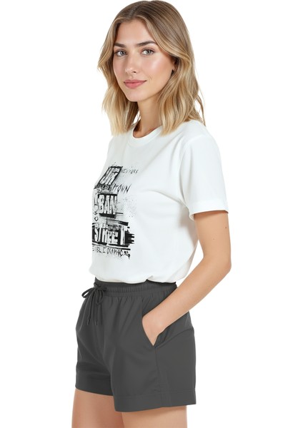 Kadın Beyaz Relaxed Fit %100 Pamuk Tişört – Sokak Tipografi & Graffiti Kolaj Baskılı fiyatları