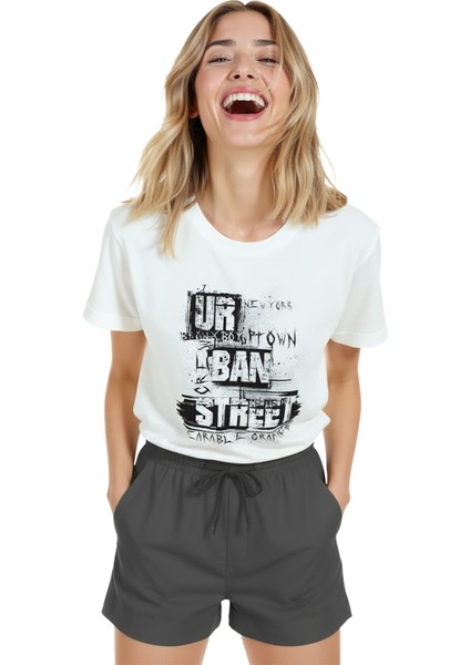 Kadın Beyaz Relaxed Fit %100 Pamuk Tişört – Sokak Tipografi & Graffiti Kolaj Baskılı indirimleri