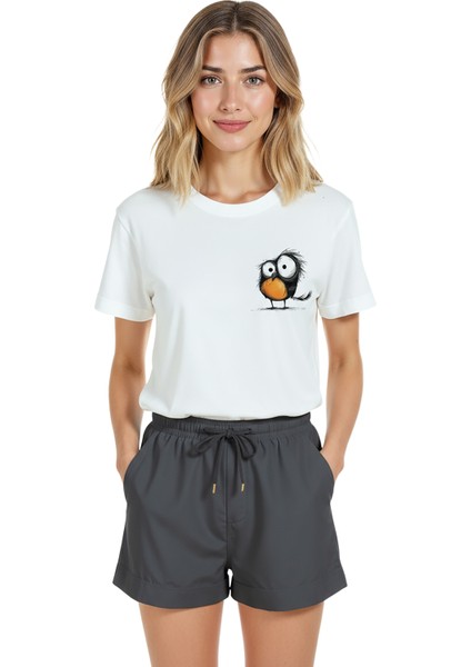 Kadın Beyaz Relaxed Fit %100 Pamuk Tişört – Sevimli Kuş Sol Göğüs Baskılı