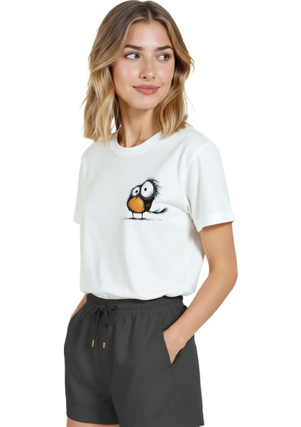 Kadın Beyaz Relaxed Fit %100 Pamuk Tişört – Sevimli Kuş Sol Göğüs Baskılı fırsatları