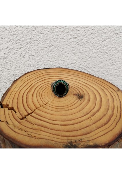 925 Ayar Gümüş Şık Tasarım Zümrüt Yeşili Taşlı Erkek Yüzük – El Işçiliği - Oval - Yan Kenarları Işlemeli