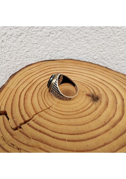 925 Ayar Gümüş Şık Tasarım Zümrüt Yeşili Taşlı Erkek Yüzük – El Işçiliği - Oval - Yan Kenarları Işlemeli fiyatları