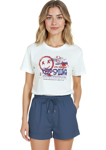 Kadın Beyaz Relaxed Fit %100 Pamuk Tişört – Grafiti “keep Smiling” & Sokak Tipografi Baskılı
