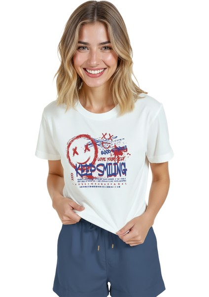 Kadın Beyaz Relaxed Fit %100 Pamuk Tişört – Grafiti “keep Smiling” & Sokak Tipografi Baskılı modelleri