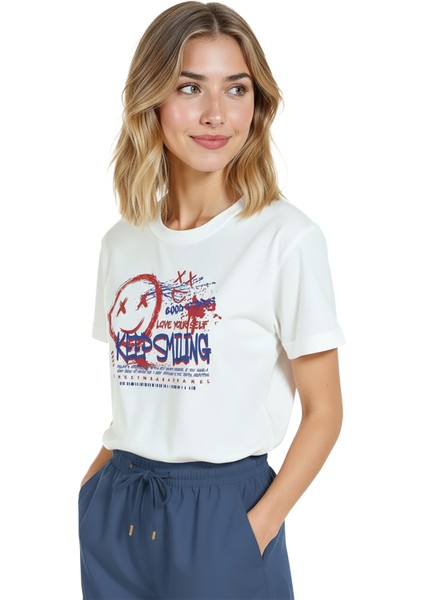 Kadın Beyaz Relaxed Fit %100 Pamuk Tişört – Grafiti “keep Smiling” & Sokak Tipografi Baskılı fırsatları