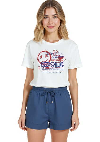 Kadın Beyaz Relaxed Fit %100 Pamuk Tişört – Grafiti “keep Smiling” & Sokak Tipografi Baskılı indirimleri