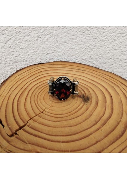 925 Ayar Gümüş Şık Tasarım Koyu Kırmızı Taşlı Erkek Yüzük – El Işçiliği - Oval - Yan Kenarları Işlemeli