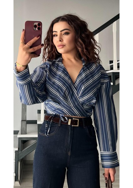 Lacivert Çizgili Kruvaze Bağlamalı Crop Gömlek fırsatları