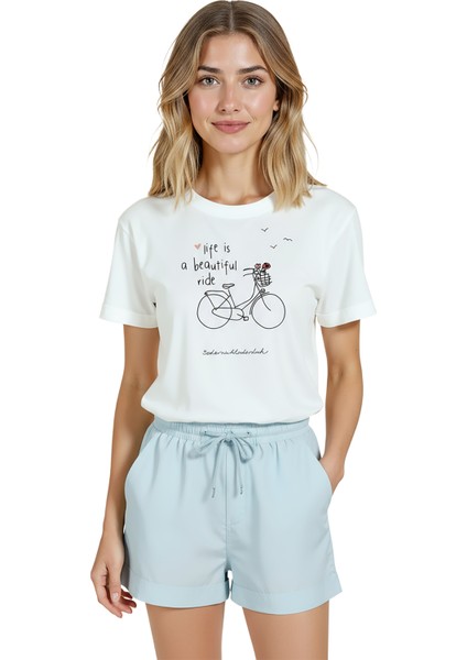 Kadın Beyaz Relaxed Fit %100 Pamuk Tişört – Bisiklet Doodle Baskılı