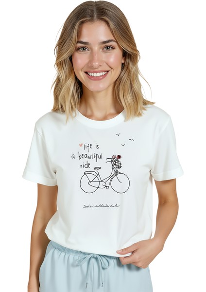 Kadın Beyaz Relaxed Fit %100 Pamuk Tişört – Bisiklet Doodle Baskılı modelleri