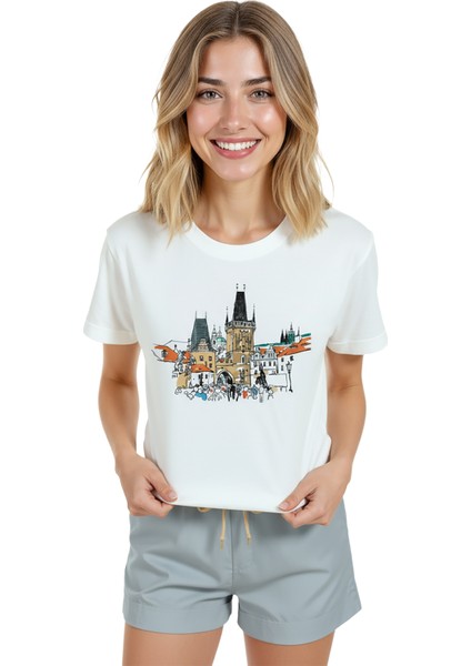 Kadın Beyaz Relaxed Fit %100 Pamuk Tişört – Karakalem & Suluboya Prague Baskılı modelleri