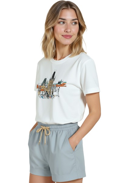 Kadın Beyaz Relaxed Fit %100 Pamuk Tişört – Karakalem & Suluboya Prague Baskılı fırsatları