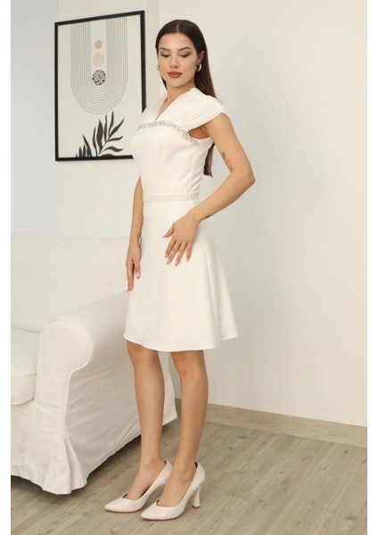 Taş Işleme Detaylı Diz Boyu Abiye Elbise 2360-BEYAZ fiyatları