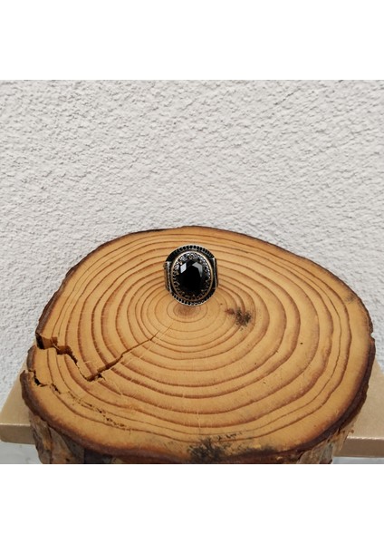 925 Ayar Gümüş Şık Tasarım Siyah Taşlı Erkek Yüzük – El Işçiliği - Yan Kenarlar Taş Işlem Tasarımlı