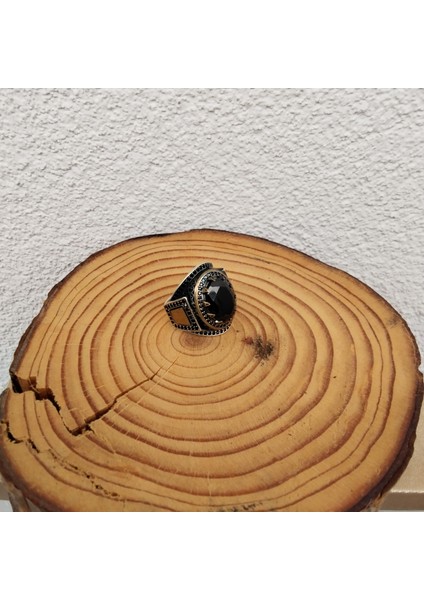 925 Ayar Gümüş Şık Tasarım Siyah Taşlı Erkek Yüzük – El Işçiliği - Yan Kenarlar Taş Işlem Tasarımlı fiyatları