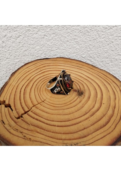 925 Ayar Gümüş Şık Tasarım Kırmızı Taşlı Erkek Yüzük – El Işçiliği - Yan Kenarlar Aslan Detaylı